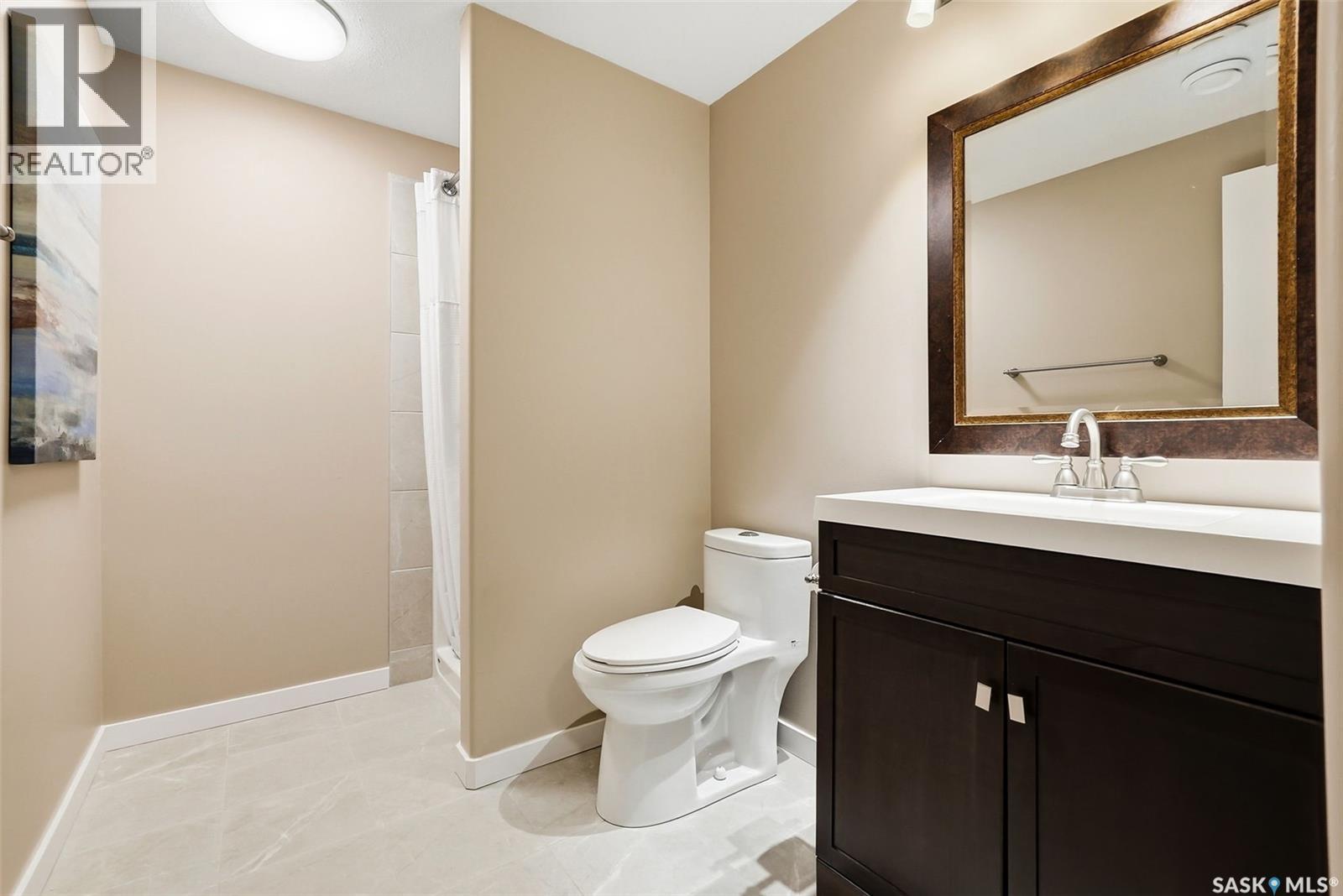 5343 Universal Crescent, Regina, SK - Indoor Photo Showing Bathroom