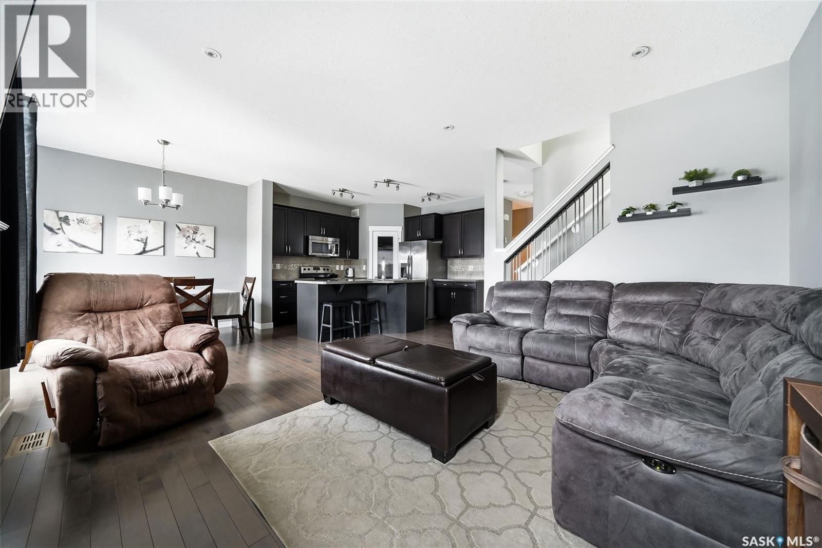 5343 Universal Crescent, Regina, SK - Indoor Photo Showing Living Room