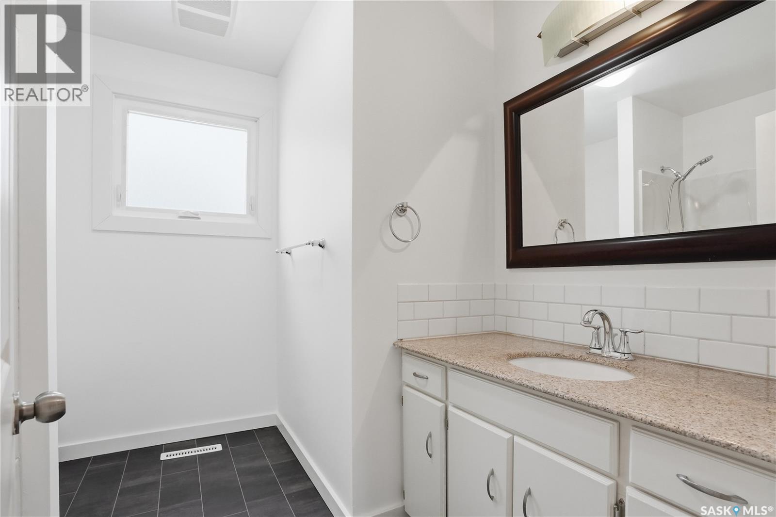 1606 Arlington Avenue, Saskatoon, SK - Indoor Photo Showing Bathroom