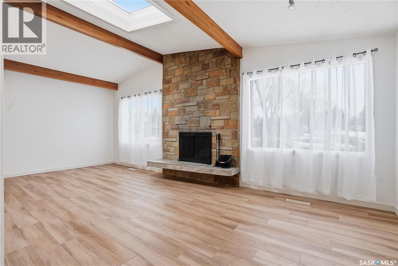1606 Arlington Avenue, Saskatoon, SK - Indoor Photo Showing Living Room With Fireplace