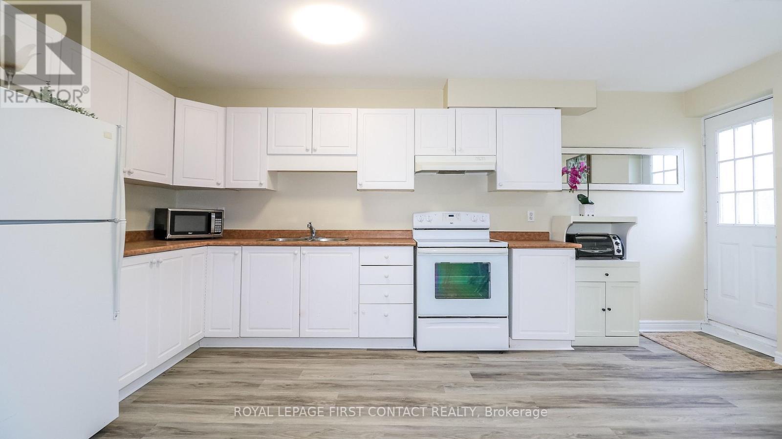 66 Downing Crescent, Barrie, ON - Indoor Photo Showing Kitchen