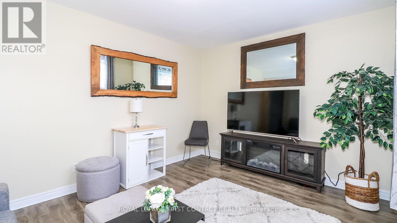 66 Downing Crescent, Barrie, ON - Indoor Photo Showing Living Room