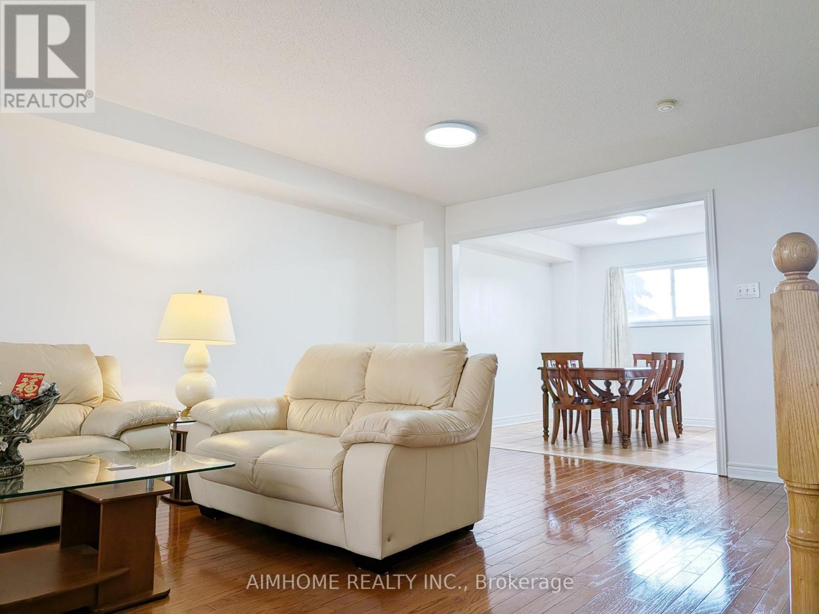 74 Sunway Square, Markham, ON - Indoor Photo Showing Living Room
