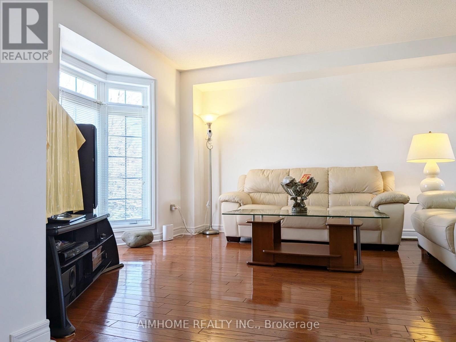 74 Sunway Square, Markham, ON - Indoor Photo Showing Living Room