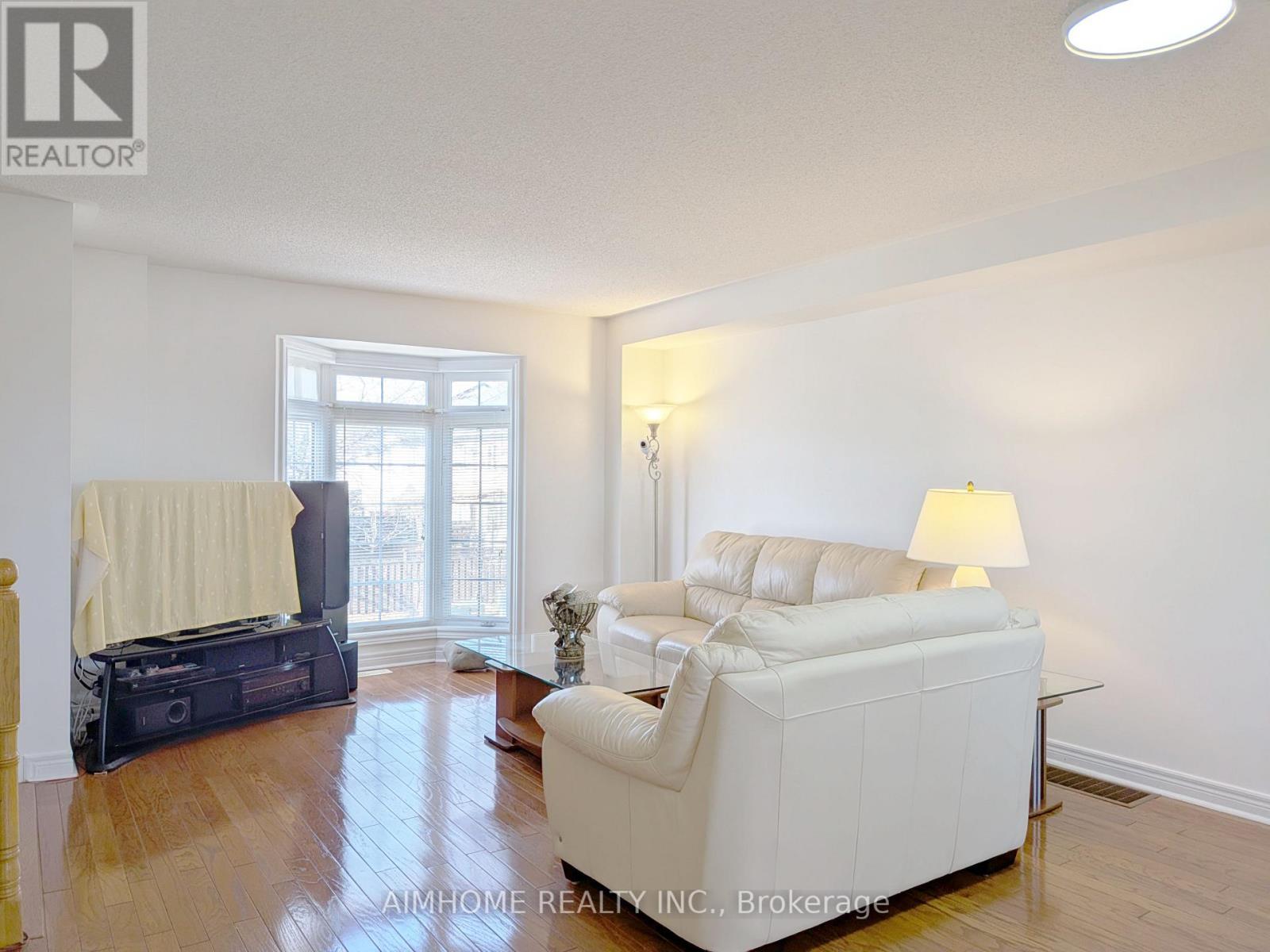 74 Sunway Square, Markham, ON - Indoor Photo Showing Living Room