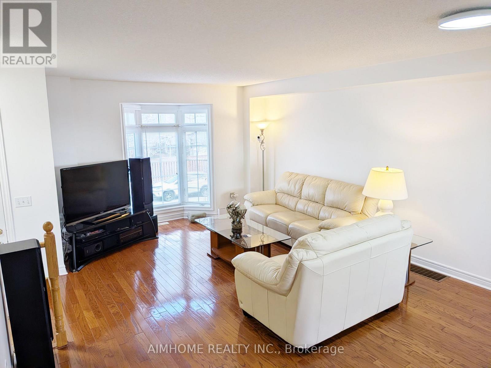 74 Sunway Square, Markham, ON - Indoor Photo Showing Living Room