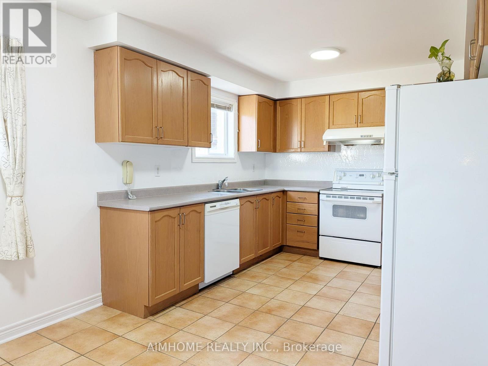 74 Sunway Square, Markham, ON - Indoor Photo Showing Kitchen