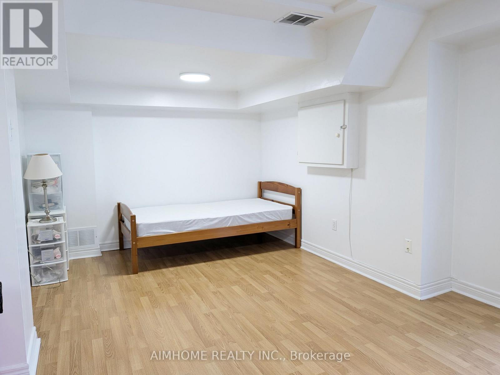 74 Sunway Square, Markham, ON - Indoor Photo Showing Bedroom