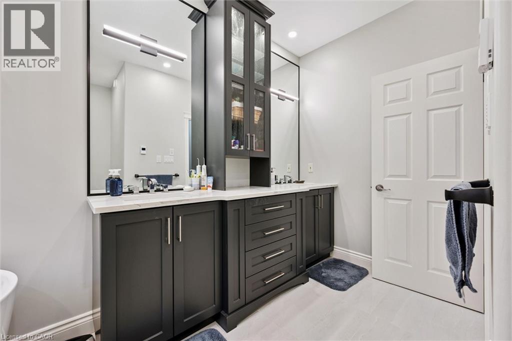 285 Deer Ridge Drive, Kitchener, ON - Indoor Photo Showing Bathroom