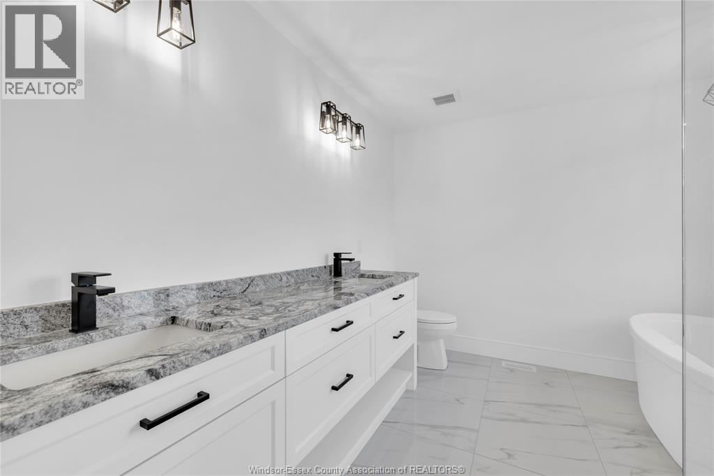 7355 Garnet, Mcgregor, ON - Indoor Photo Showing Bathroom