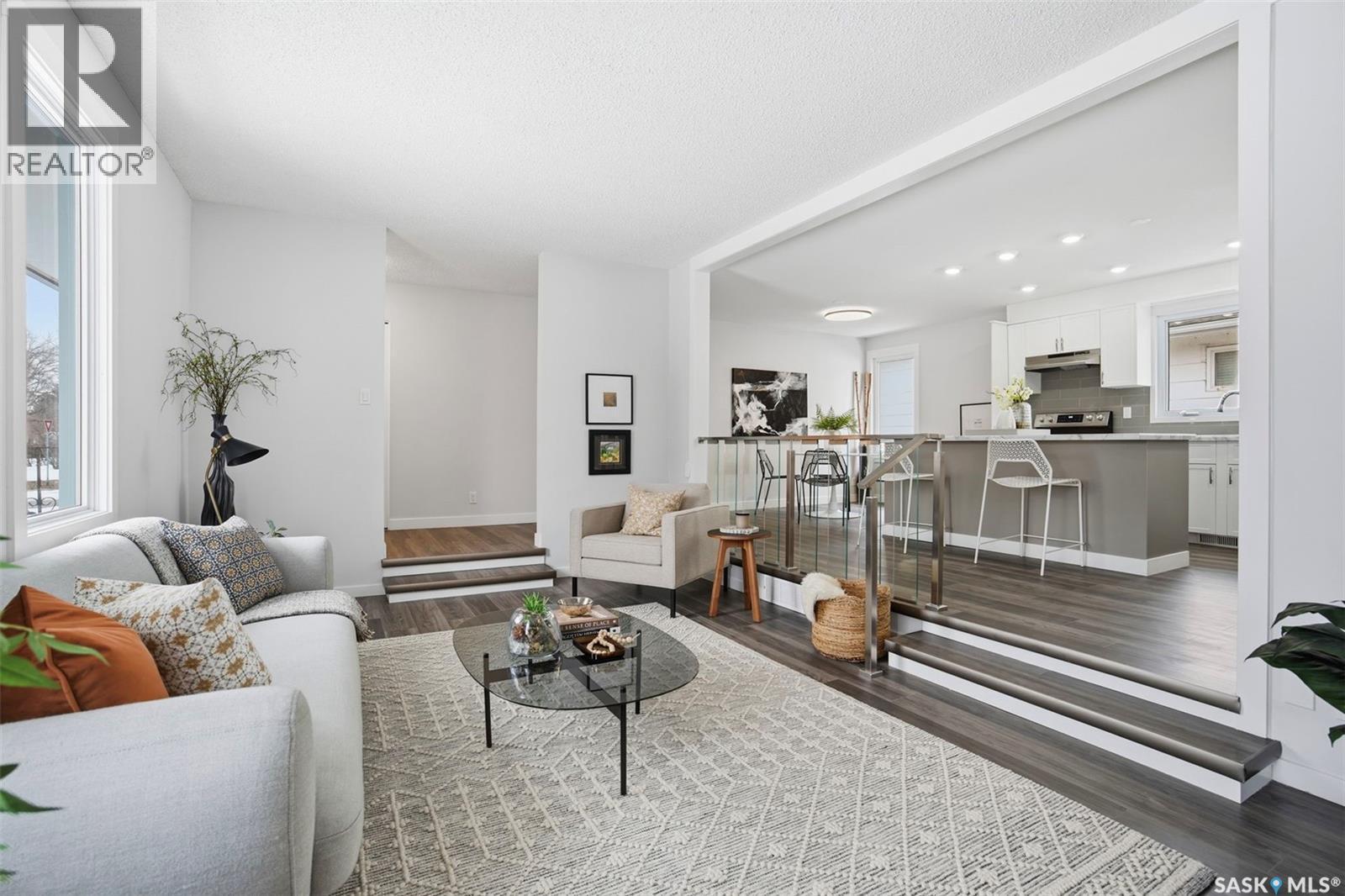 102 Dore Crescent, Saskatoon, SK - Indoor Photo Showing Living Room