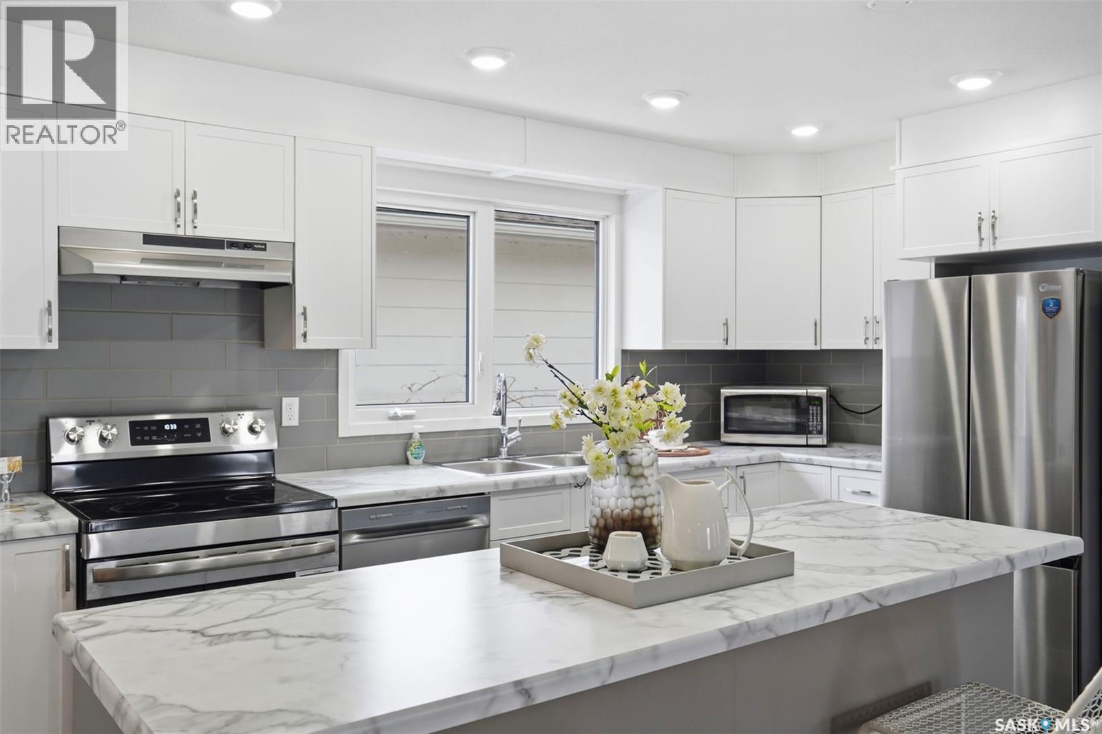 102 Dore Crescent, Saskatoon, SK - Indoor Photo Showing Kitchen With Double Sink With Upgraded Kitchen