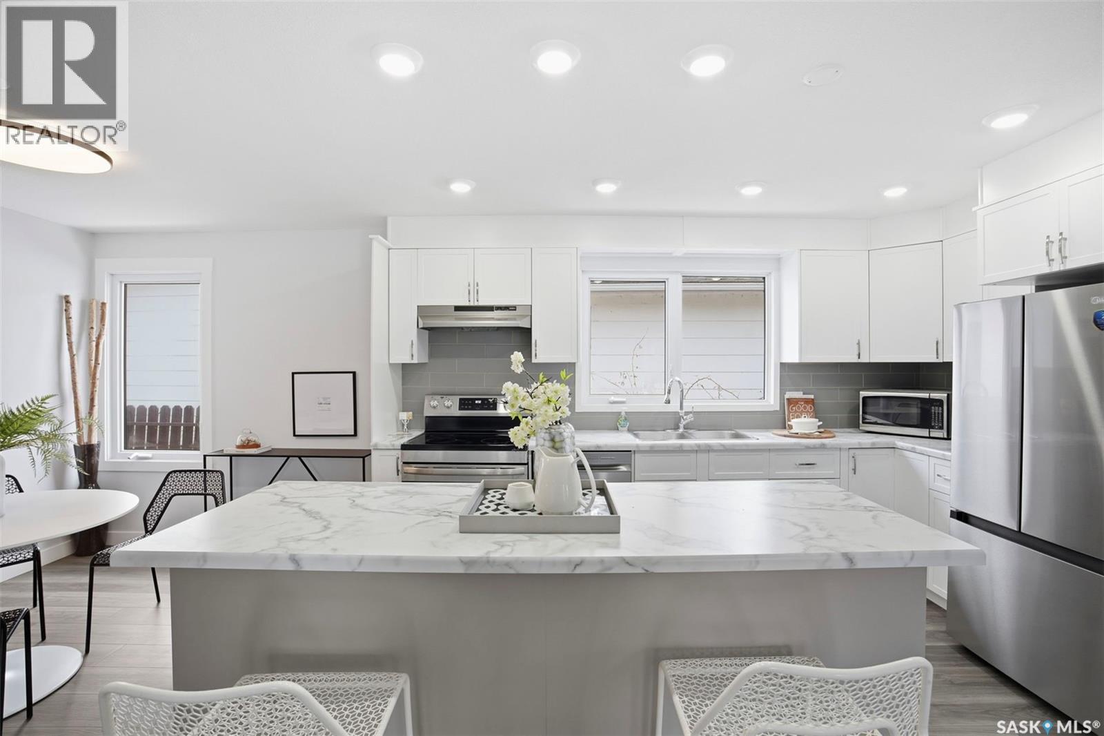 102 Dore Crescent, Saskatoon, SK - Indoor Photo Showing Kitchen With Upgraded Kitchen