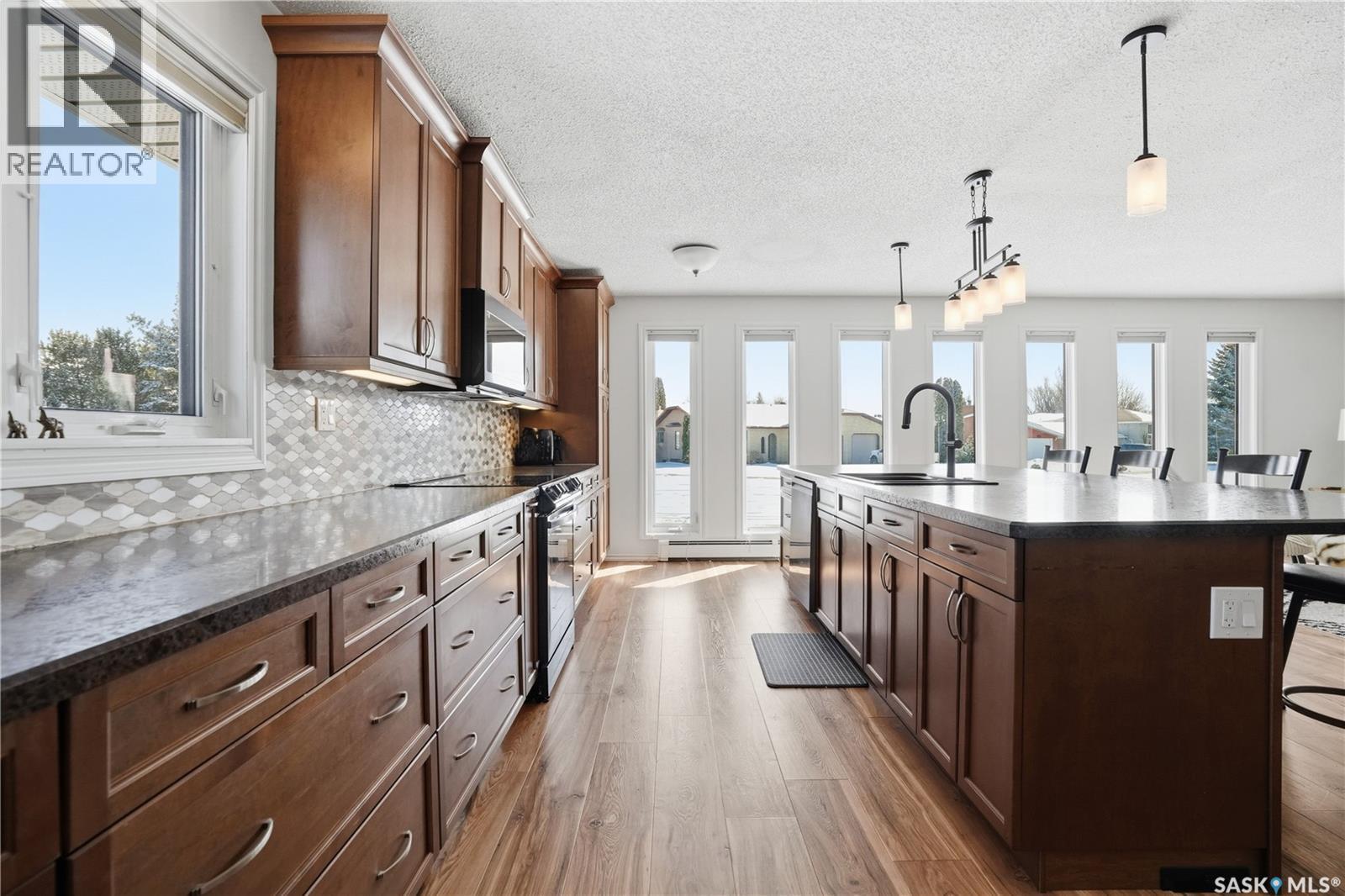 1643 General Crescent, Moose Jaw, SK - Indoor Photo Showing Kitchen With Upgraded Kitchen