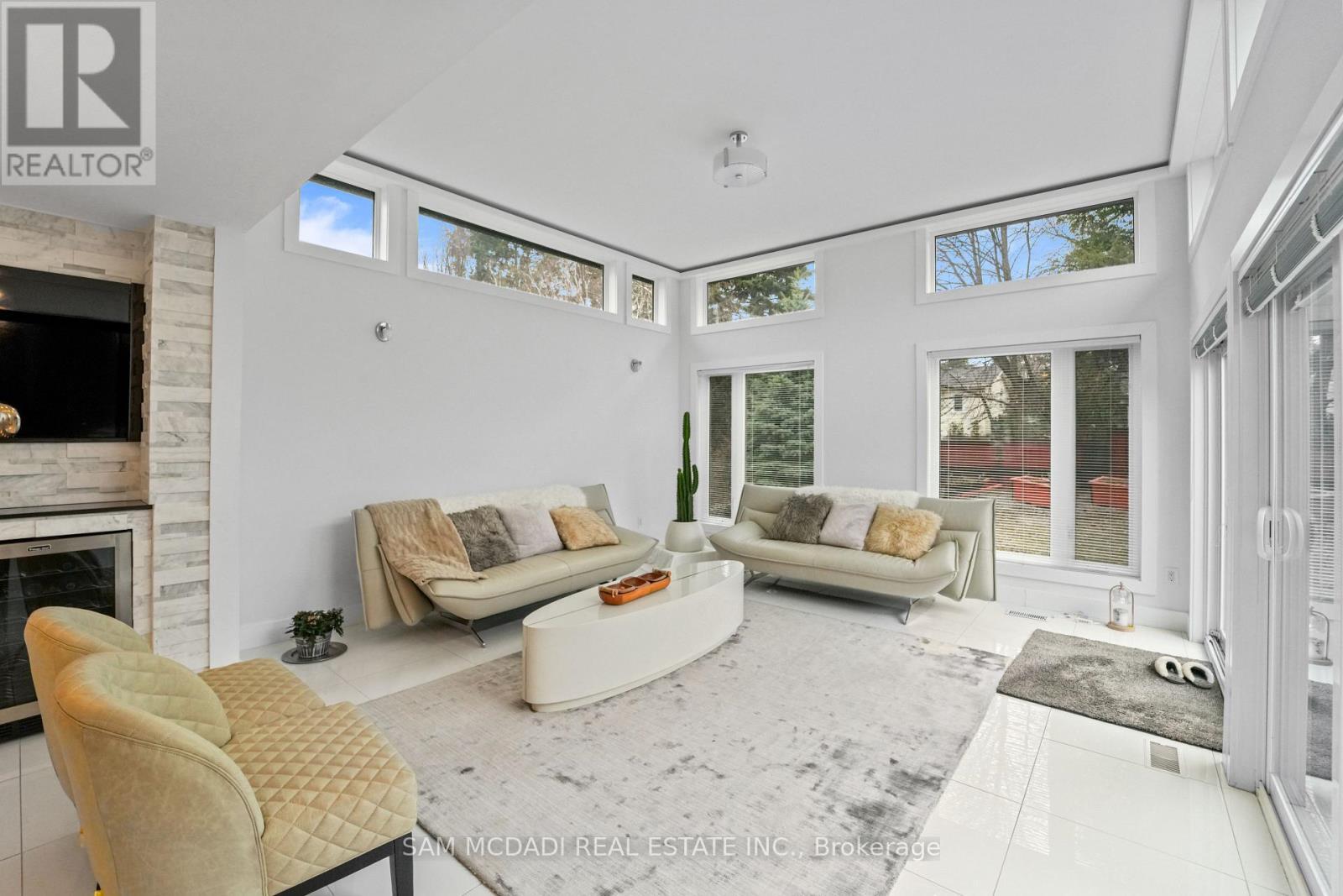 1434 Petrie Way, Mississauga, ON - Indoor Photo Showing Living Room With Fireplace