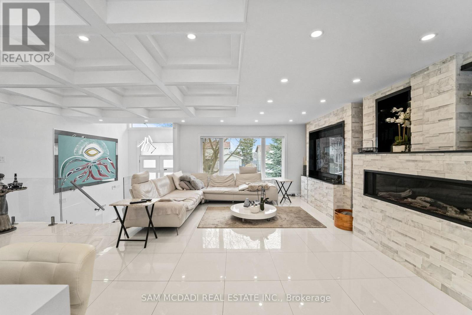 1434 Petrie Way, Mississauga, ON - Indoor Photo Showing Living Room With Fireplace