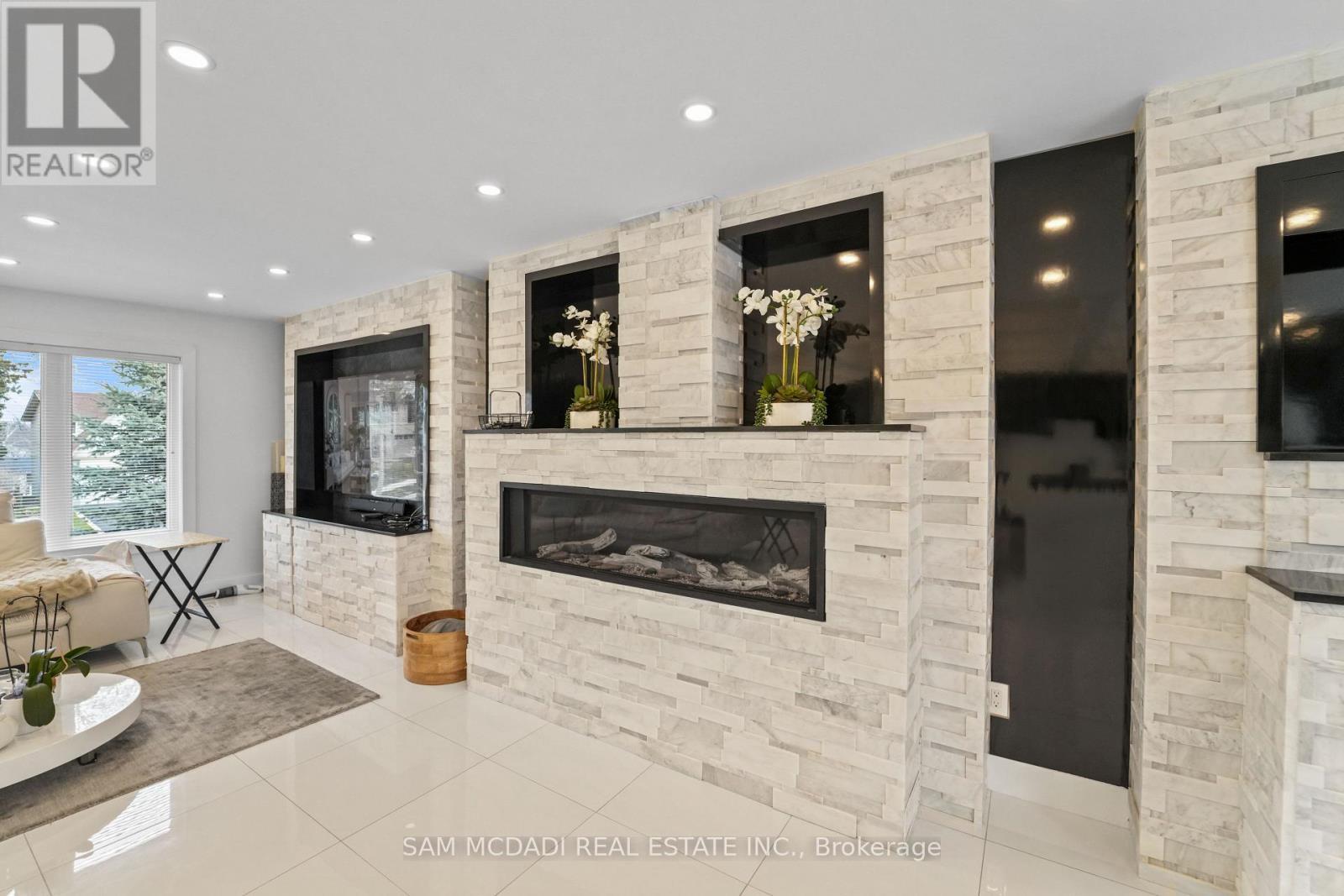 1434 Petrie Way, Mississauga, ON - Indoor Photo Showing Living Room With Fireplace