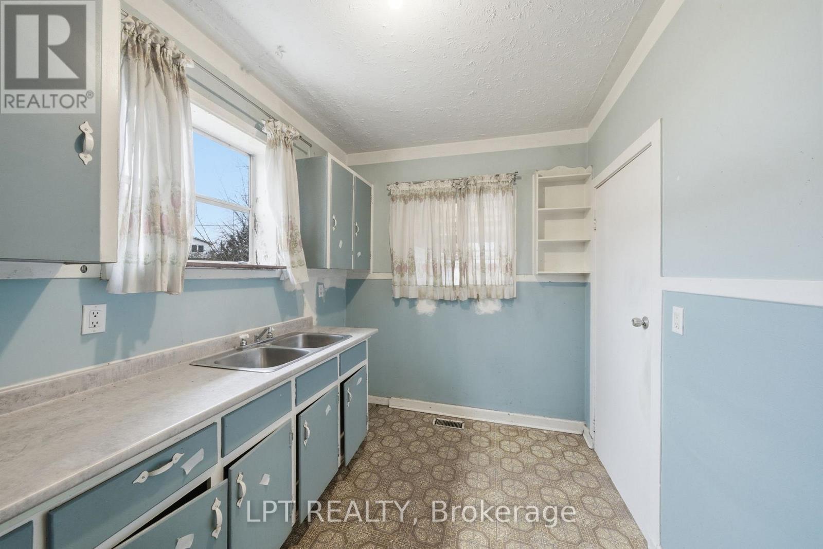 2838 Haughton Avenue, Ottawa, ON - Indoor Photo Showing Kitchen With Double Sink