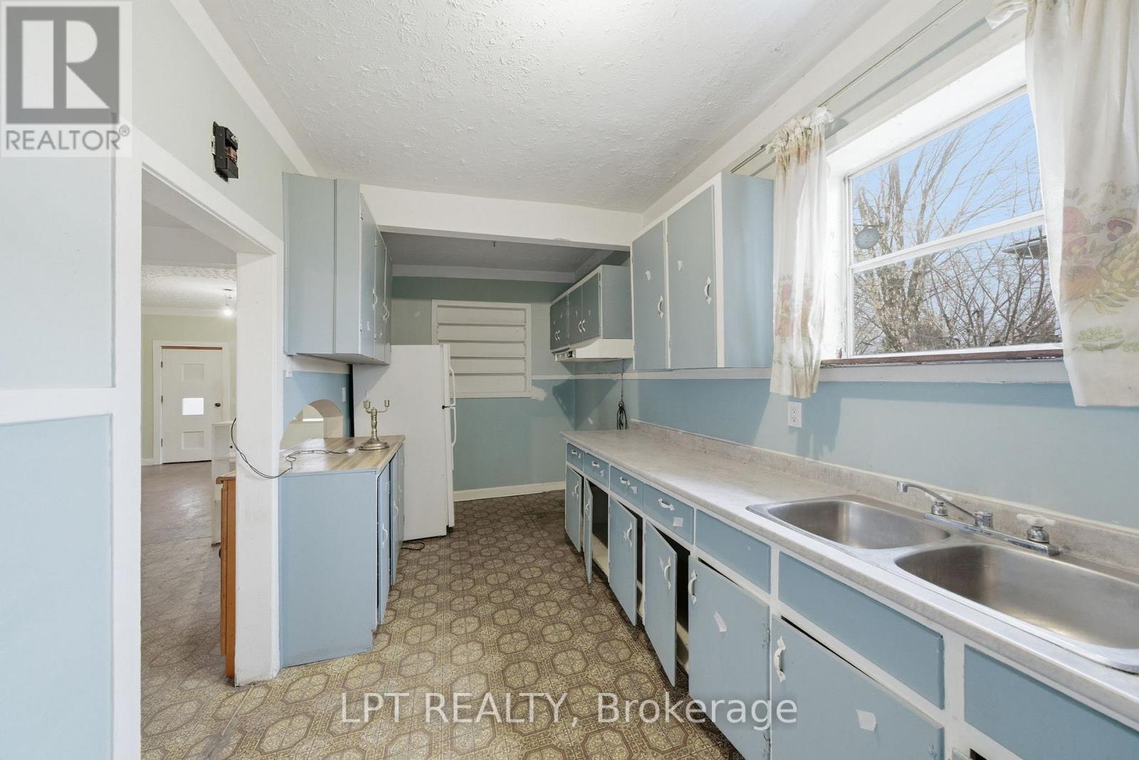 2838 Haughton Avenue, Ottawa, ON - Indoor Photo Showing Kitchen With Double Sink