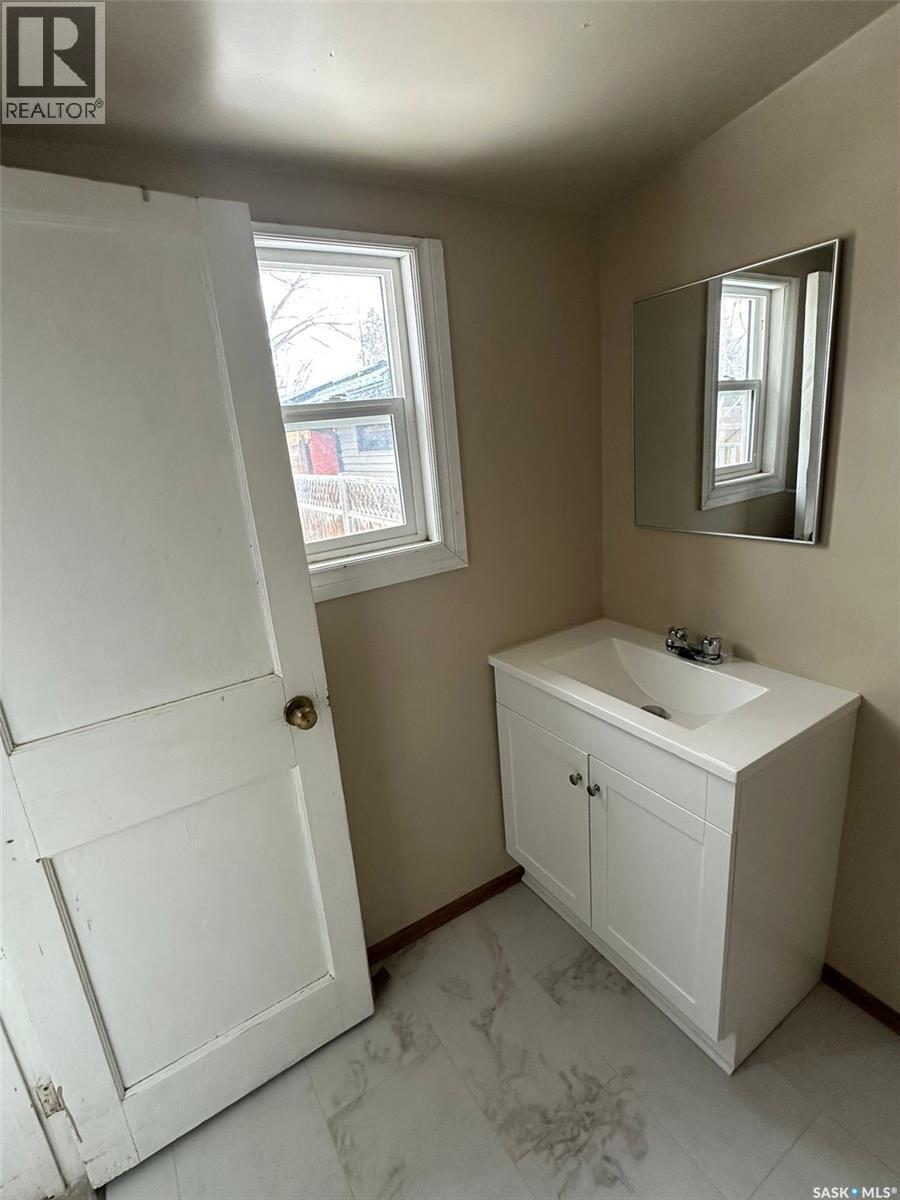 1209 K Avenue S, Saskatoon, SK - Indoor Photo Showing Bathroom