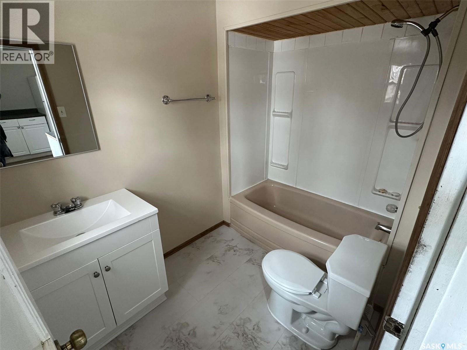 1209 K Avenue S, Saskatoon, SK - Indoor Photo Showing Bathroom