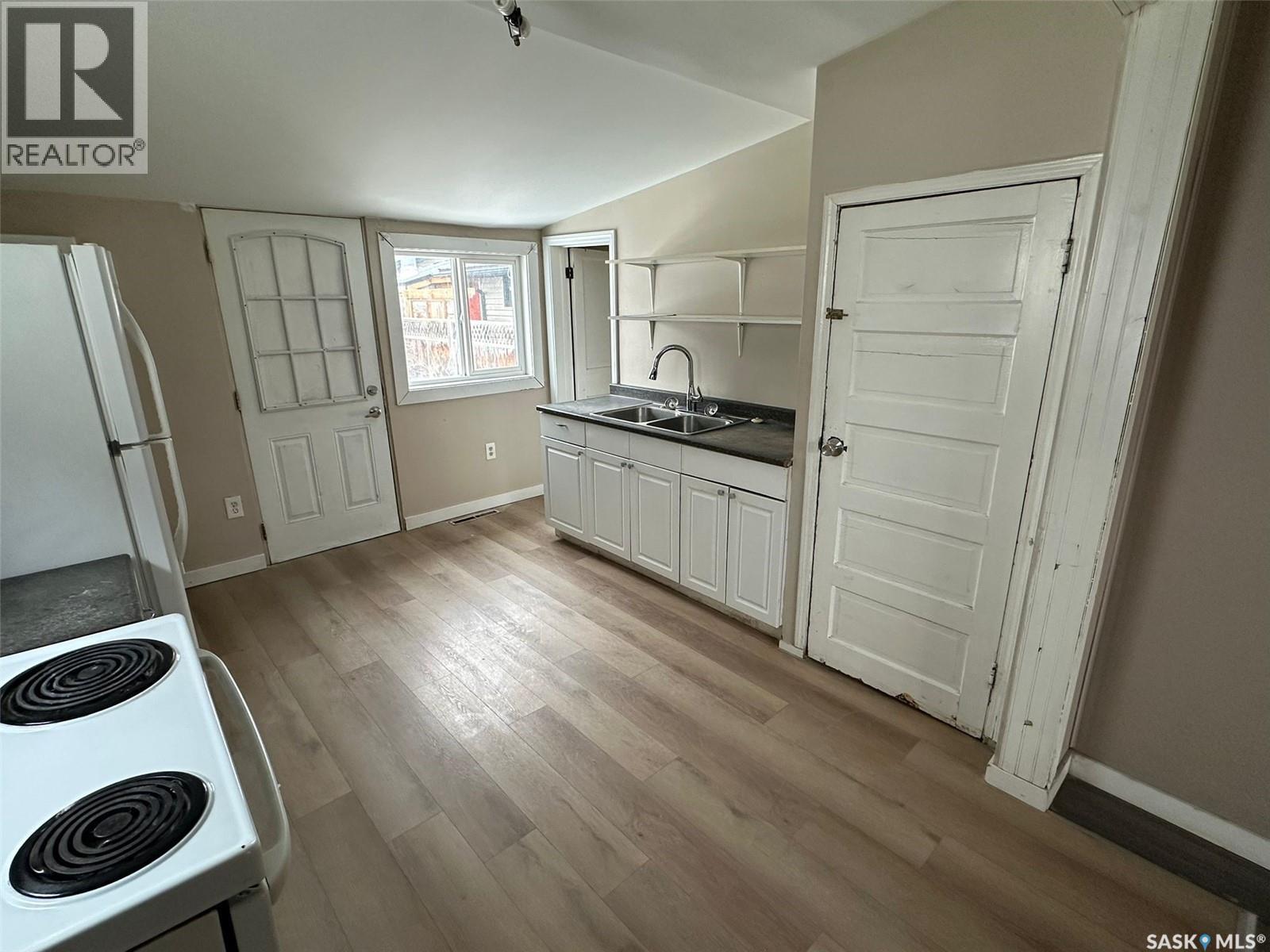 1209 K Avenue S, Saskatoon, SK - Indoor Photo Showing Kitchen With Double Sink