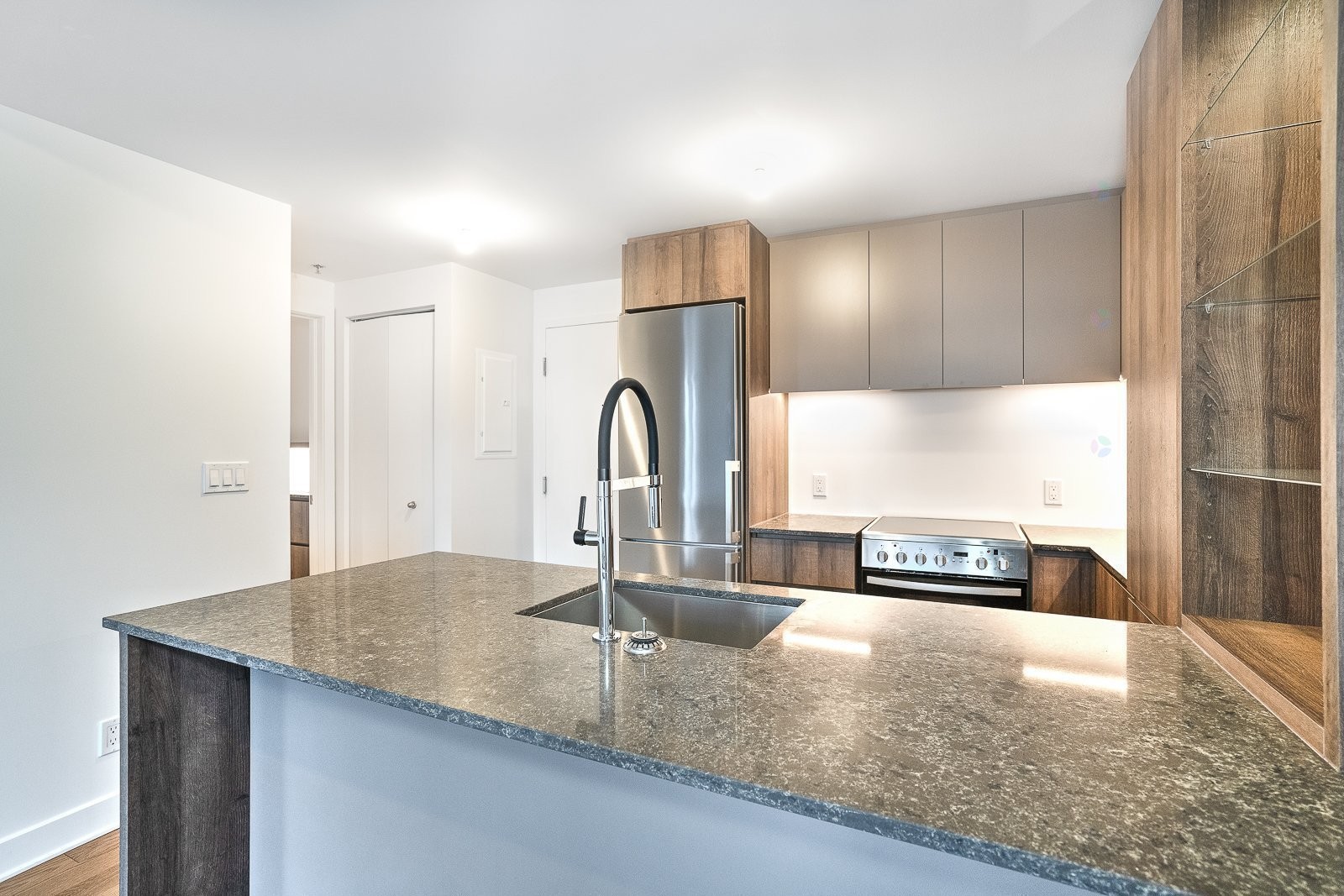 Kitchen - 516-170 Rue Rioux, Montréal (Le Sud-Ouest), QC - Indoor Photo Showing Kitchen With Upgraded Kitchen