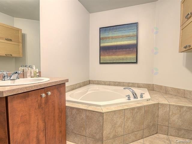 Salle de bains - 102-2964 Rue Montcalm, Vaudreuil-Dorion, QC - Indoor Photo Showing Bathroom