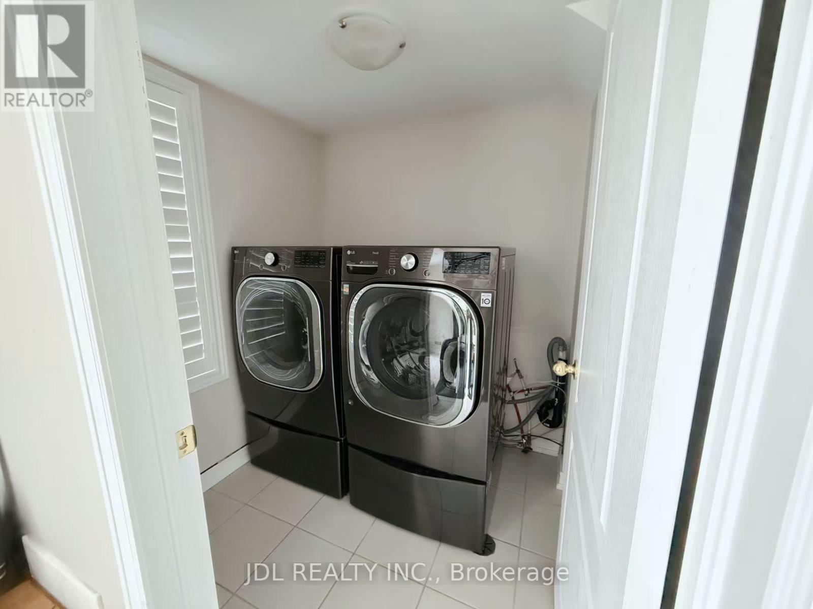 1374 Granrock Crescent, Mississauga, ON - Indoor Photo Showing Laundry Room