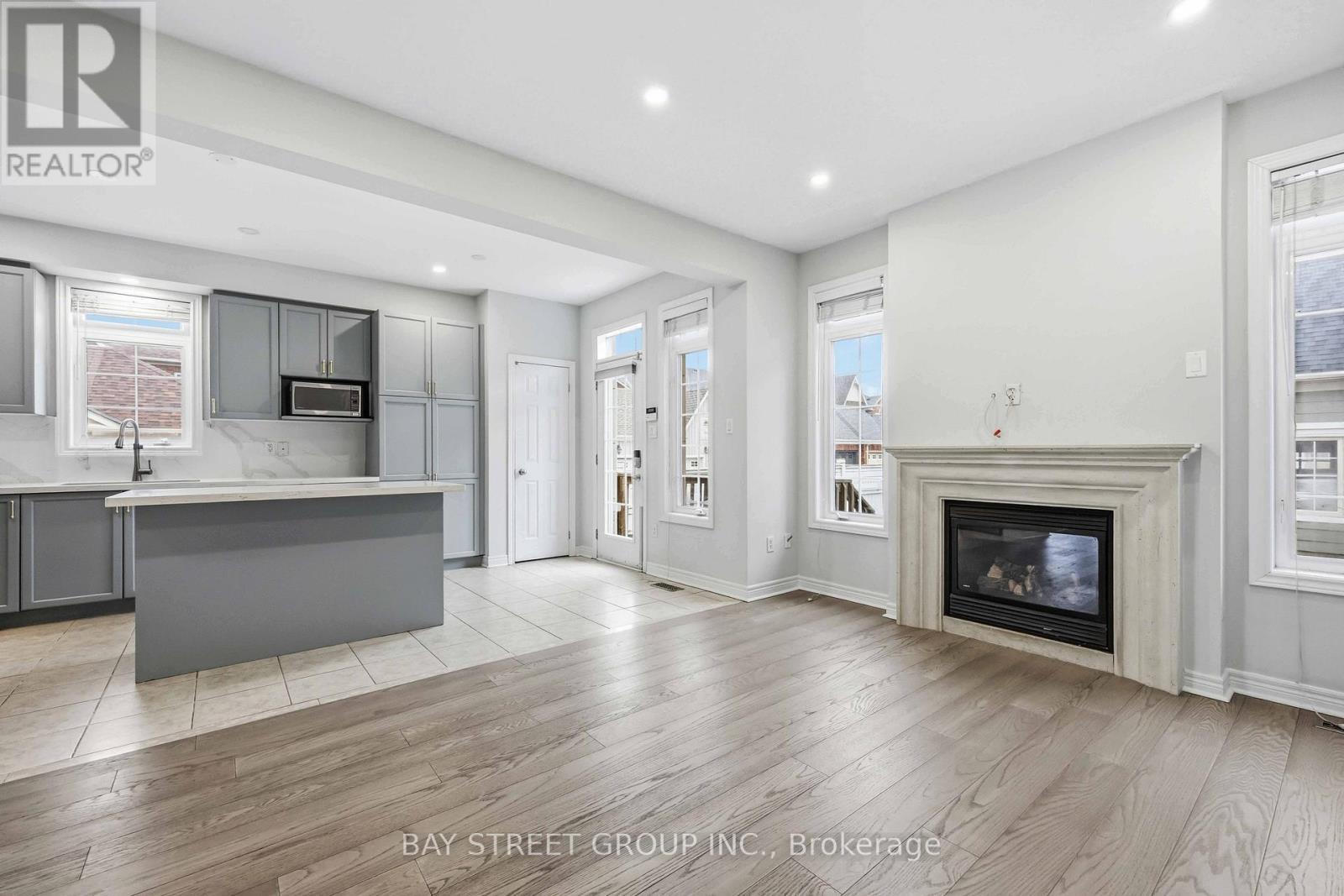 5 Tottenham Court, Markham, ON - Indoor With Fireplace