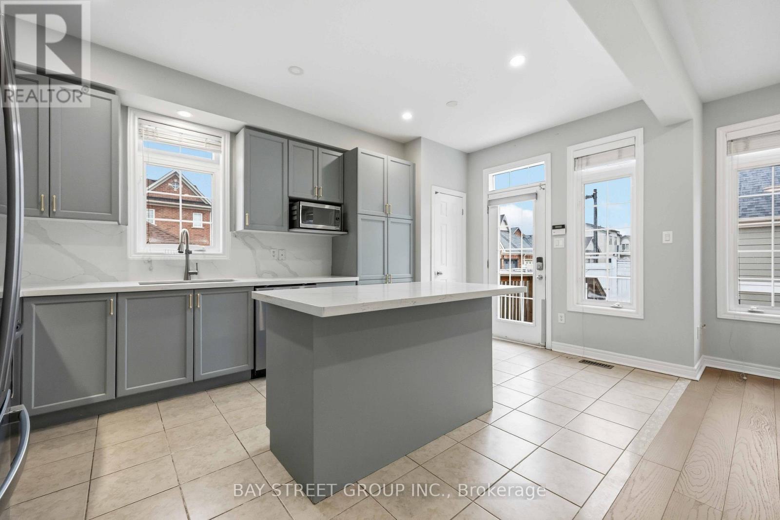 5 Tottenham Court, Markham, ON - Indoor Photo Showing Kitchen With Upgraded Kitchen