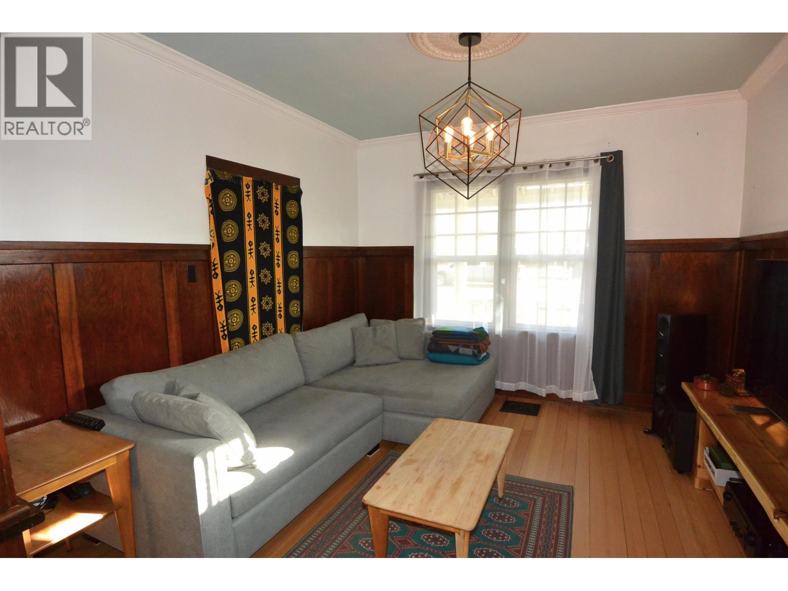 3875 Second Avenue, Smithers, BC - Indoor Photo Showing Living Room