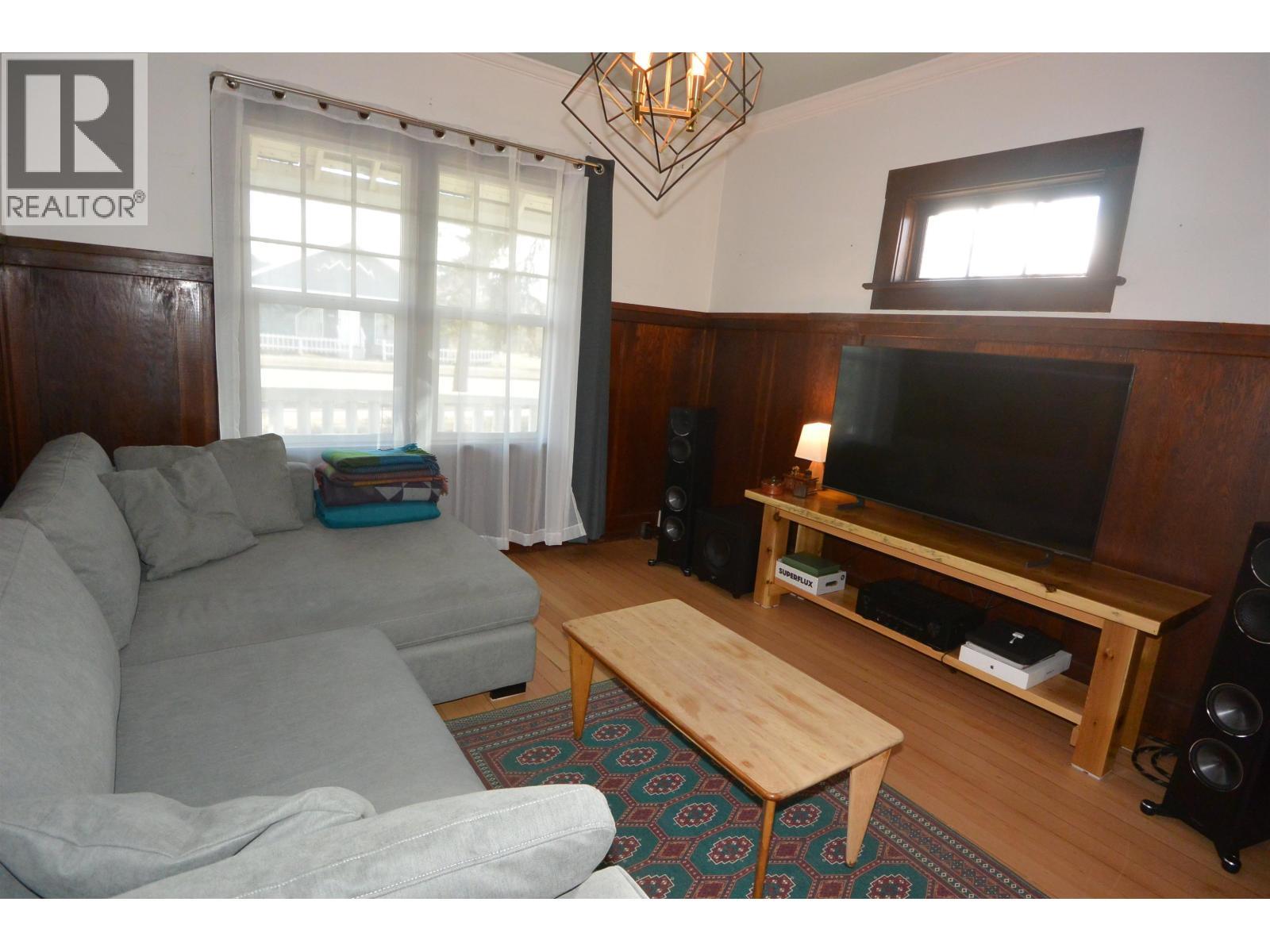 3875 Second Avenue, Smithers, BC - Indoor Photo Showing Living Room