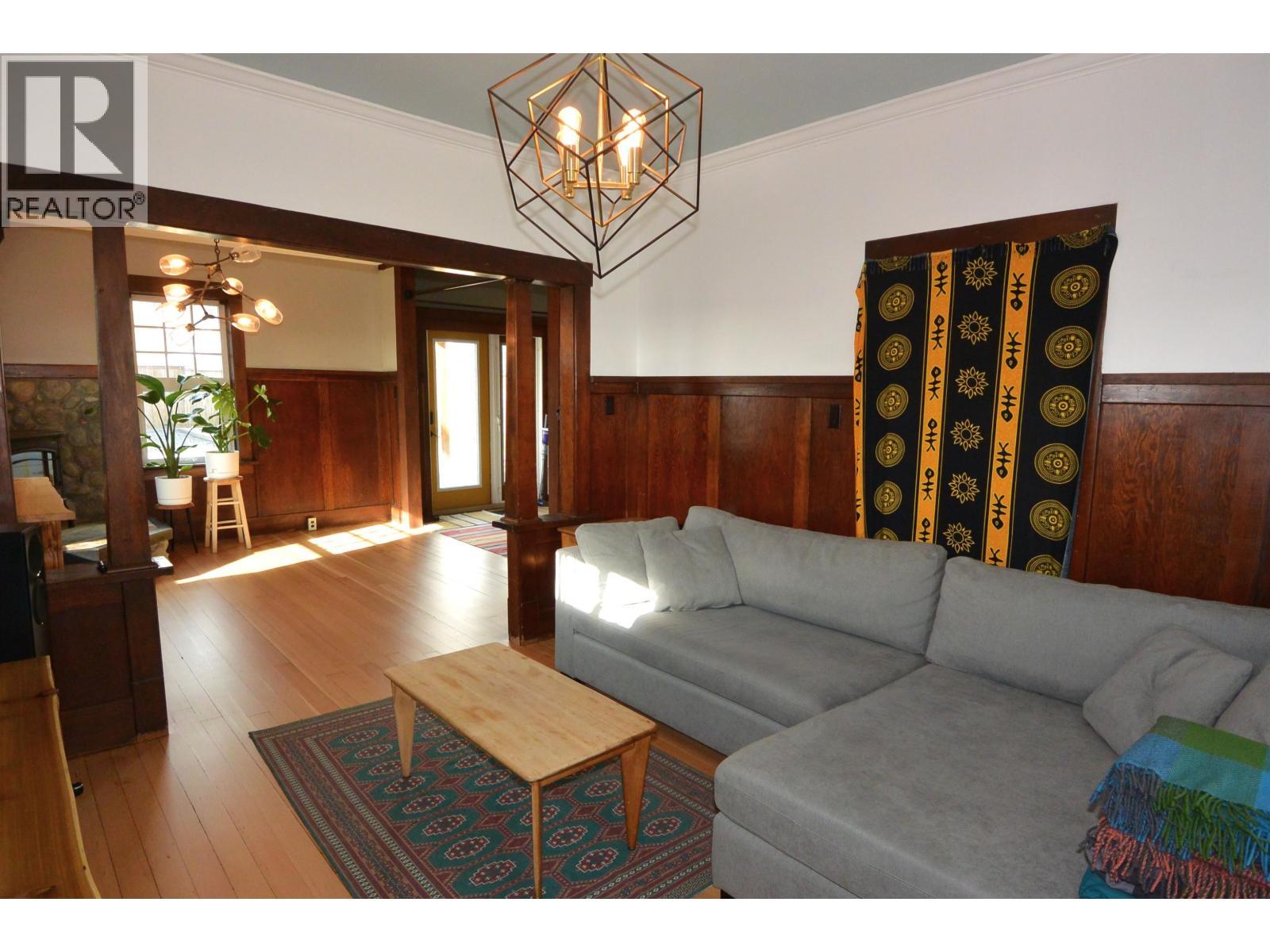 3875 Second Avenue, Smithers, BC - Indoor Photo Showing Living Room