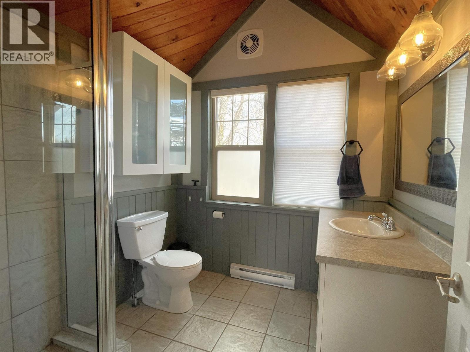 3875 Second Avenue, Smithers, BC - Indoor Photo Showing Bathroom