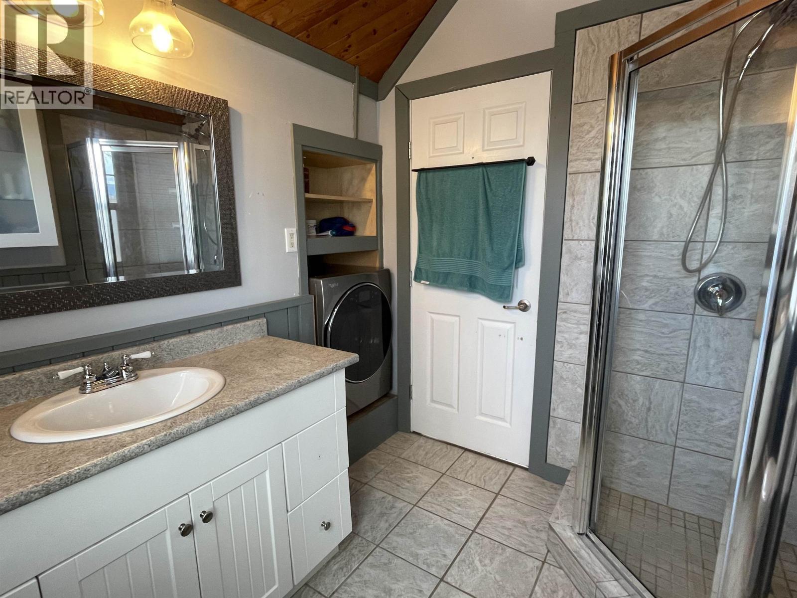 3875 Second Avenue, Smithers, BC - Indoor Photo Showing Bathroom