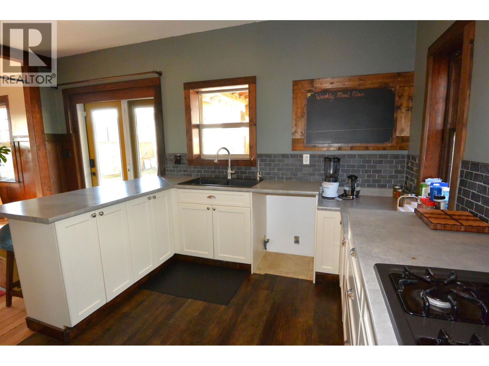 3875 Second Avenue, Smithers, BC - Indoor Photo Showing Kitchen