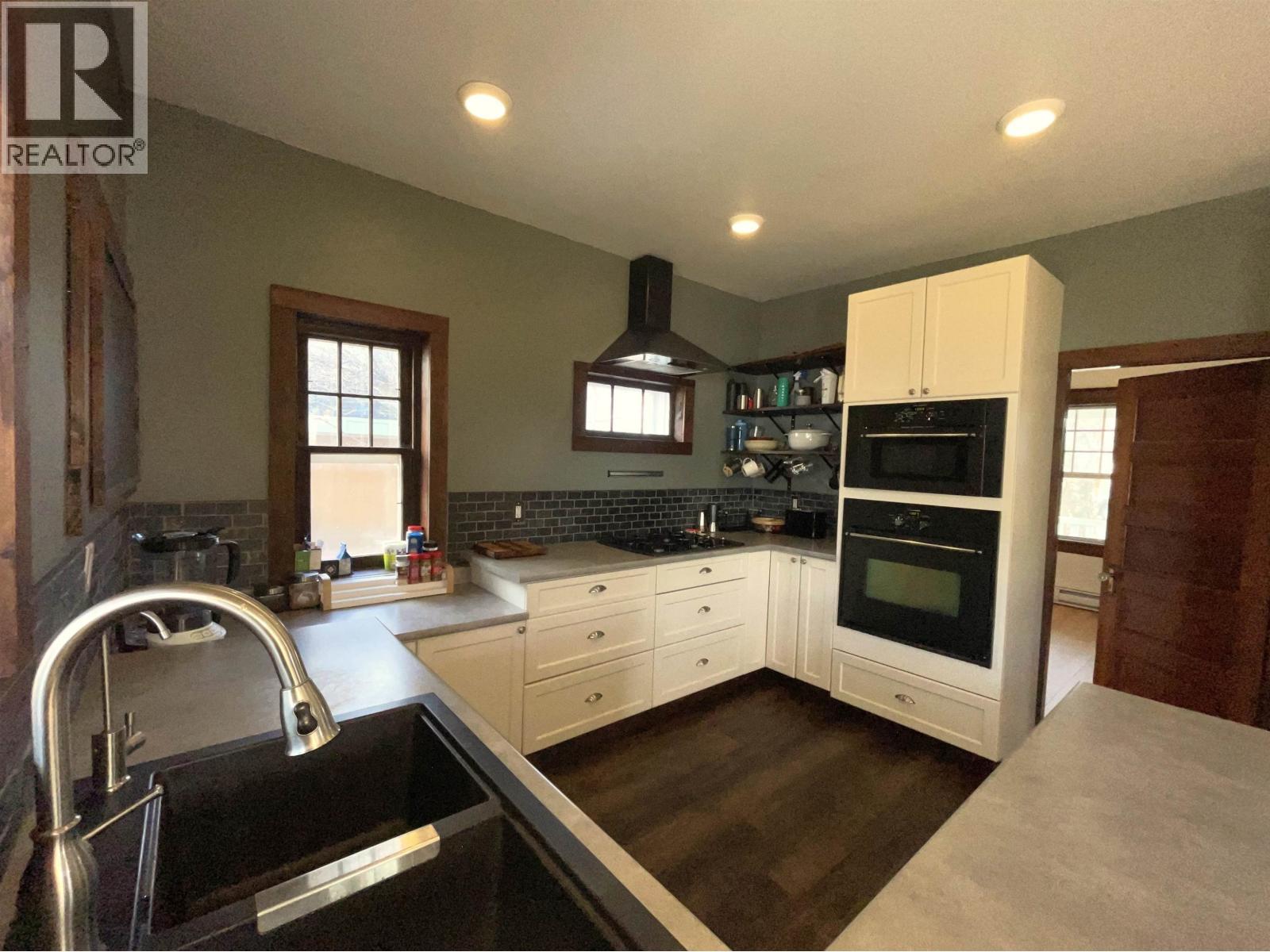 3875 Second Avenue, Smithers, BC - Indoor Photo Showing Kitchen
