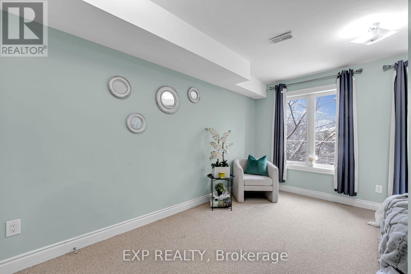 142 Hall Street, Richmond Hill, ON - Indoor