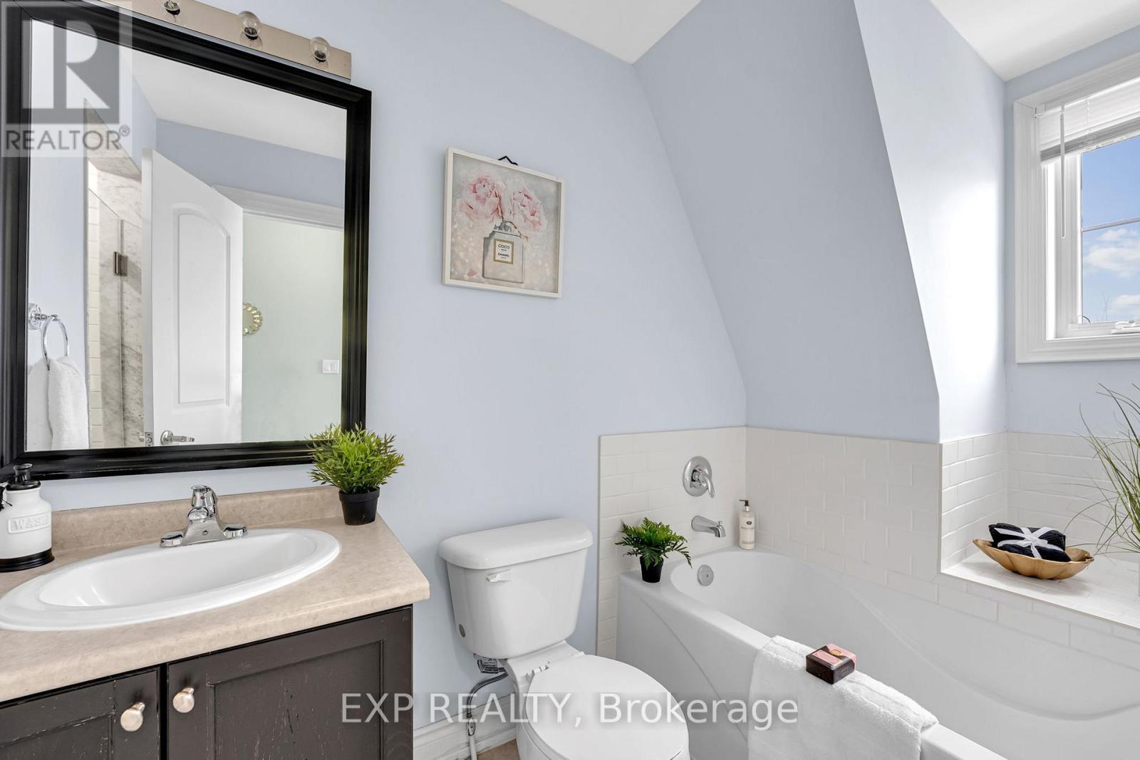 142 Hall Street, Richmond Hill, ON - Indoor Photo Showing Bathroom