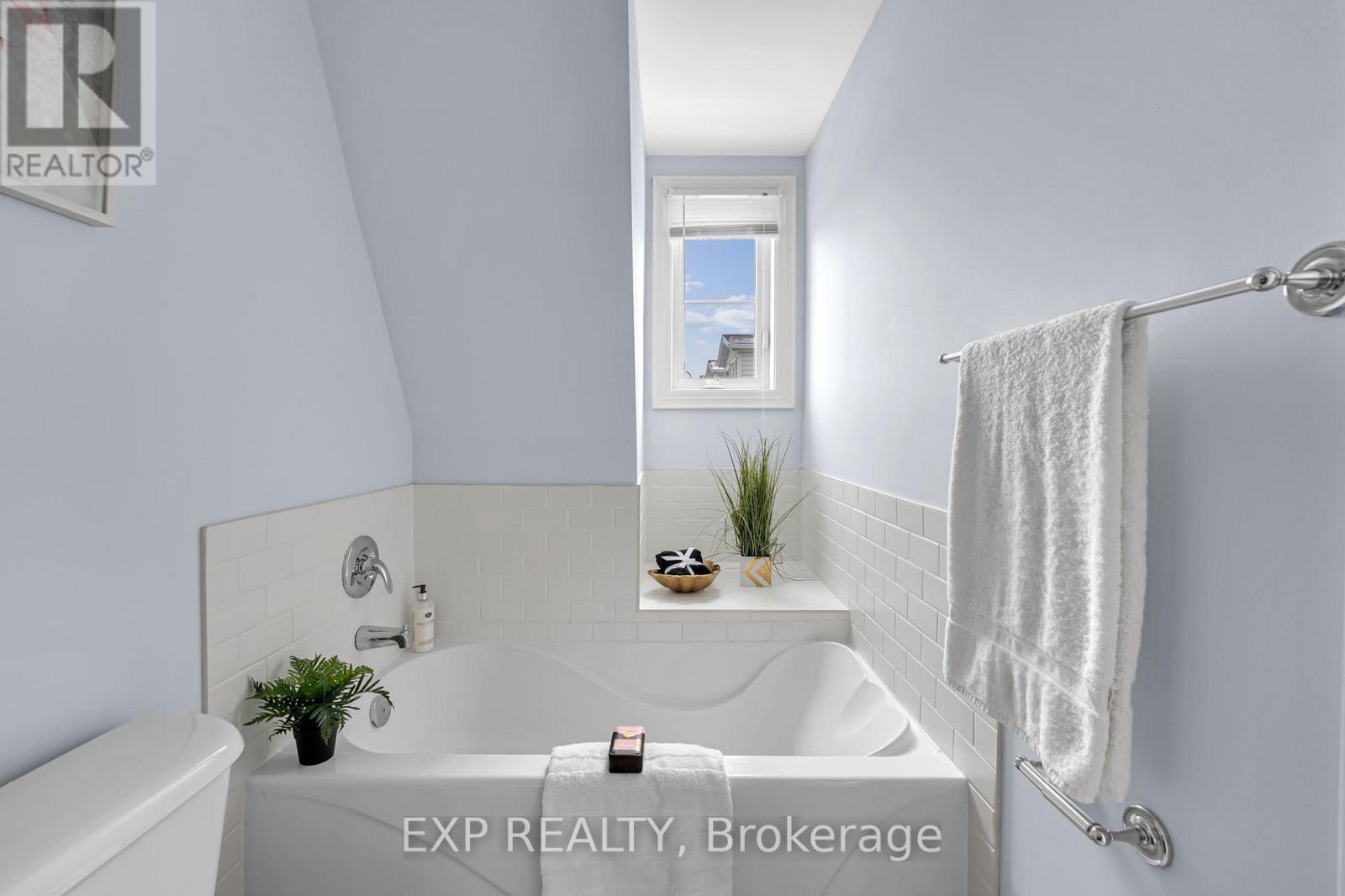 142 Hall Street, Richmond Hill, ON - Indoor Photo Showing Bathroom