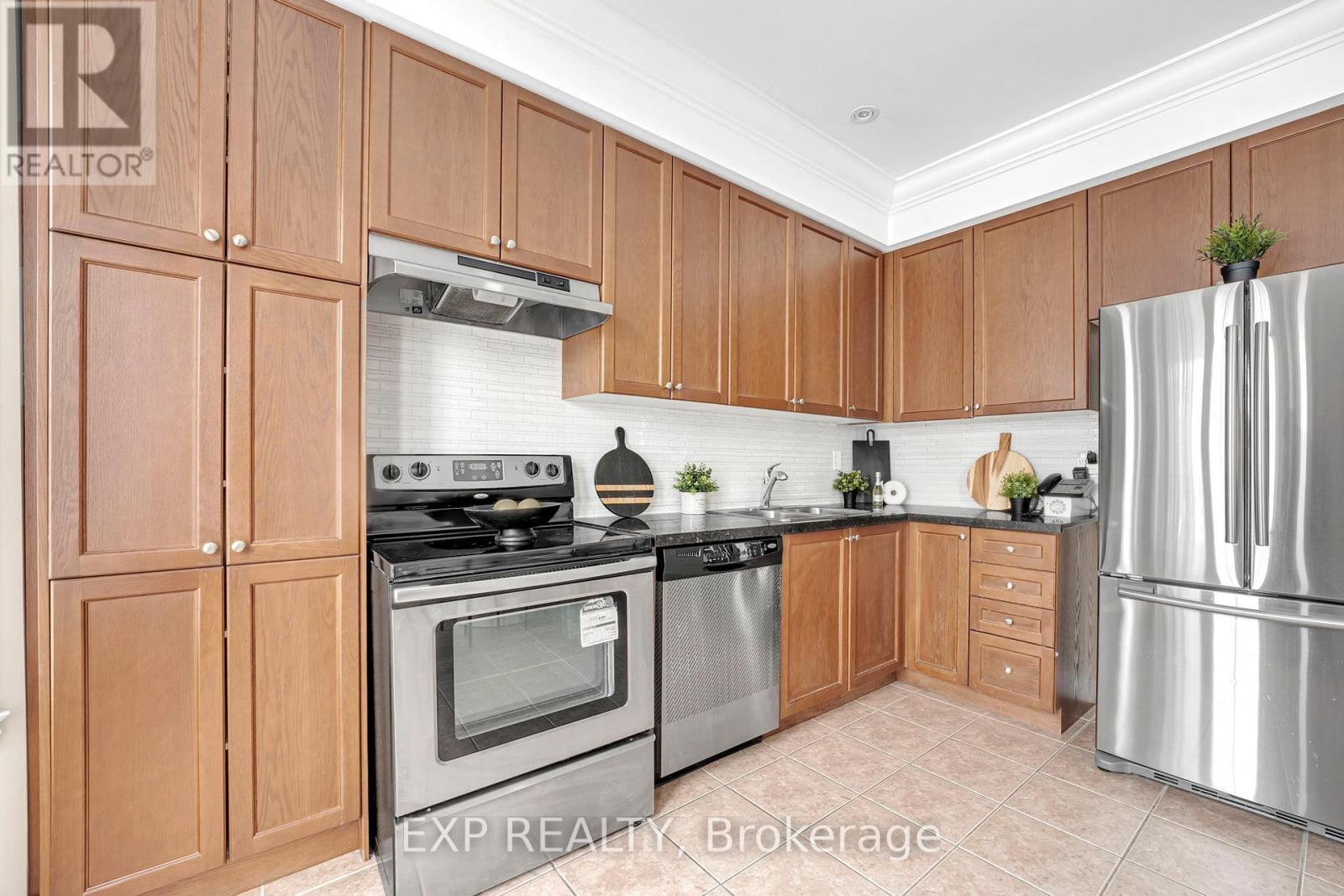 142 Hall Street, Richmond Hill, ON - Indoor Photo Showing Kitchen