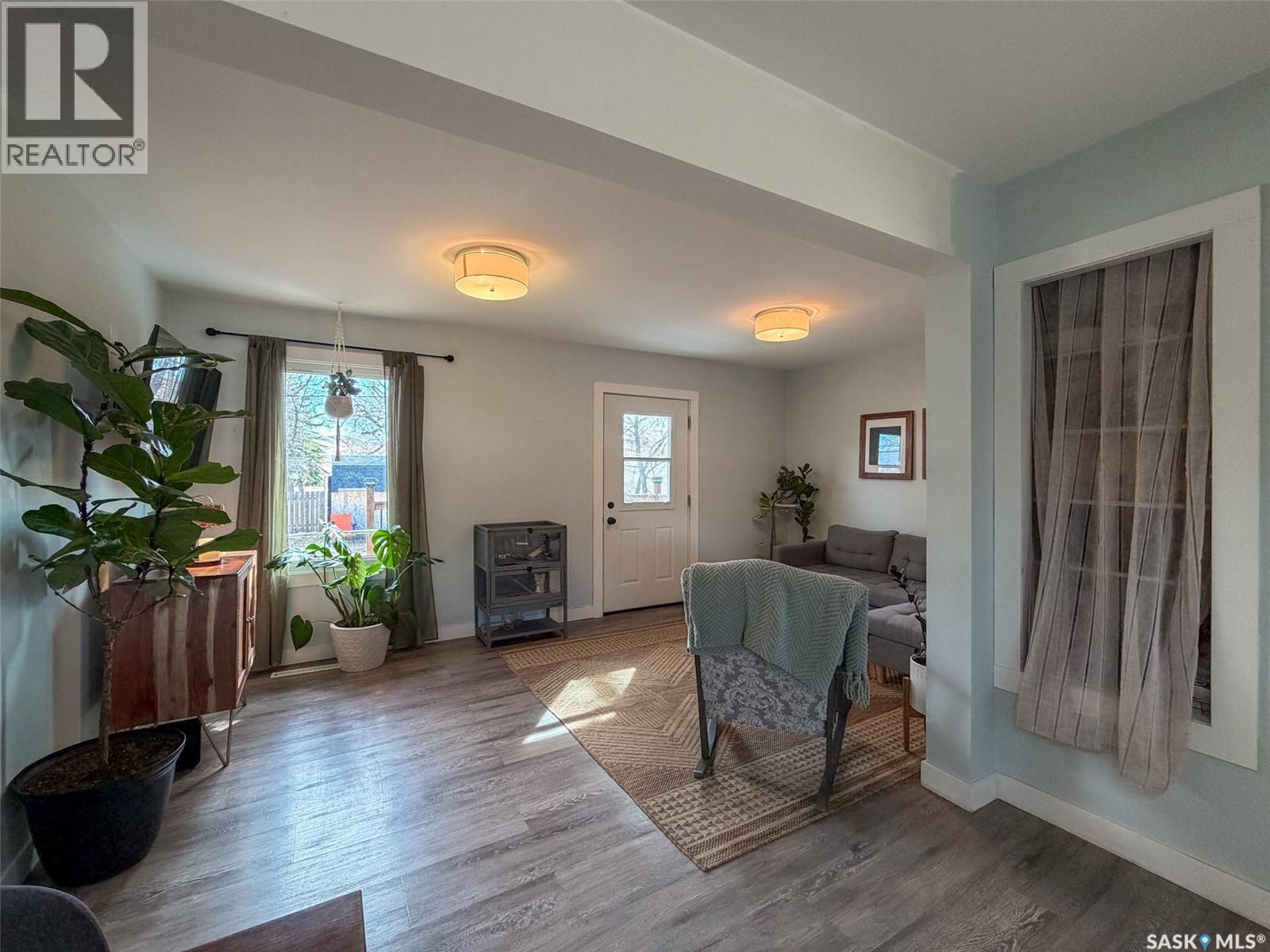 442 Front Street W, Eastend, SK - Indoor