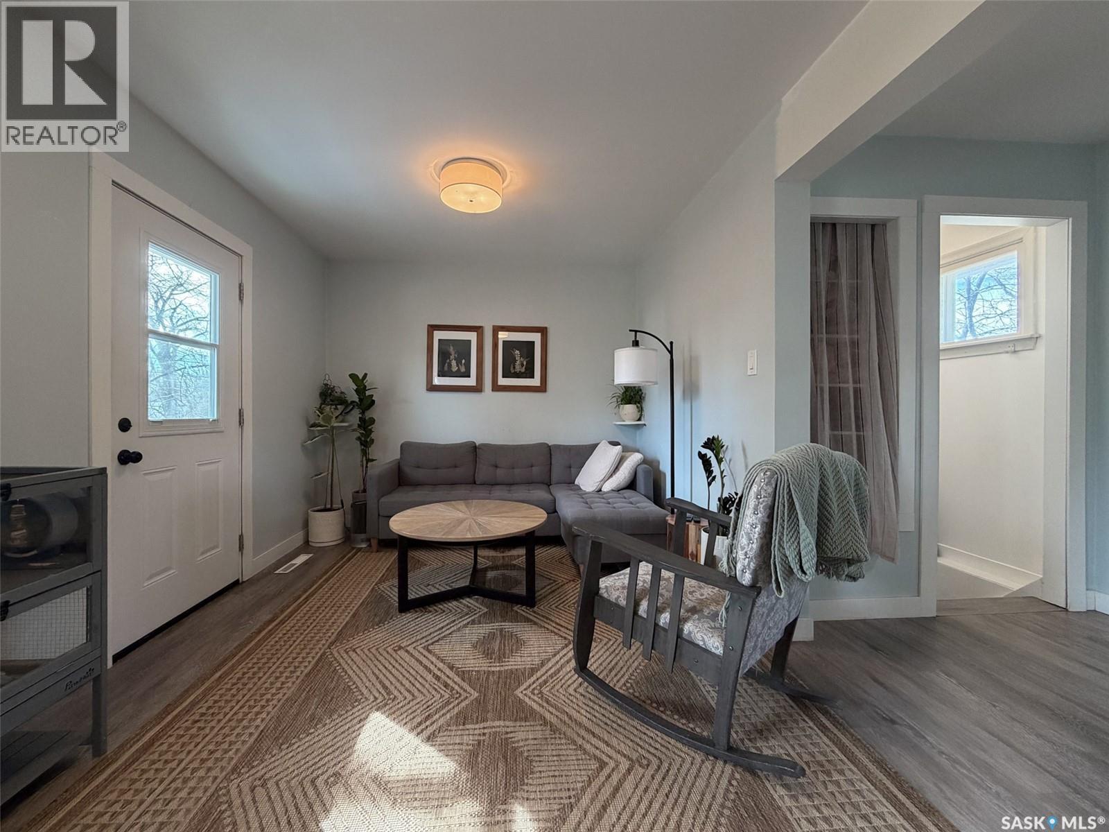 442 Front Street W, Eastend, SK - Indoor Photo Showing Living Room