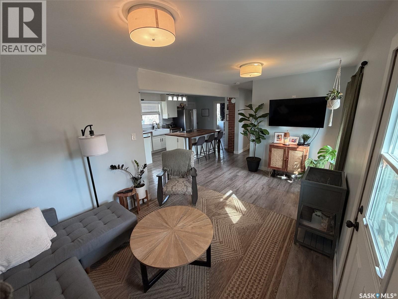 442 Front Street W, Eastend, SK - Indoor Photo Showing Living Room
