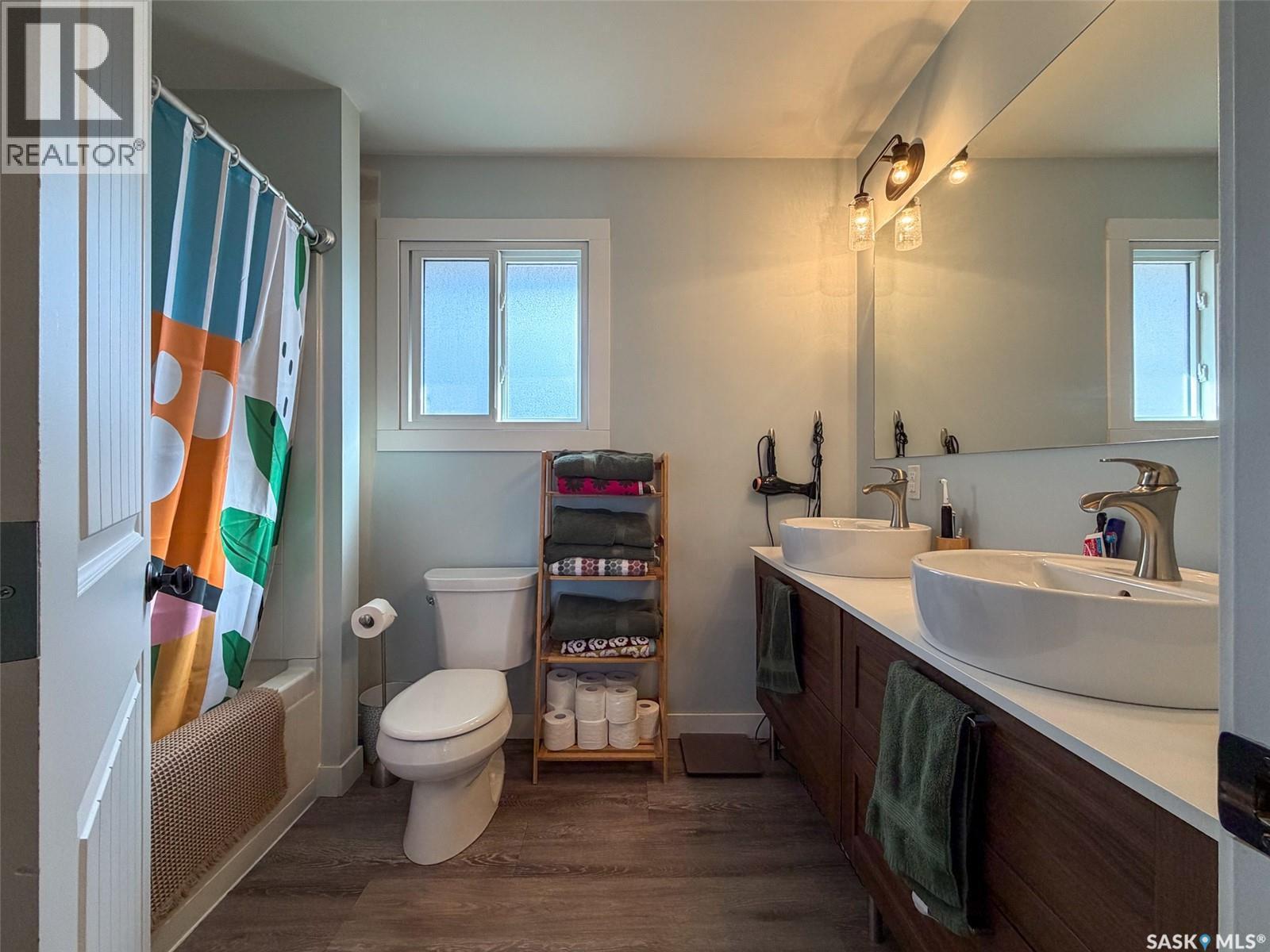 442 Front Street W, Eastend, SK - Indoor Photo Showing Bathroom