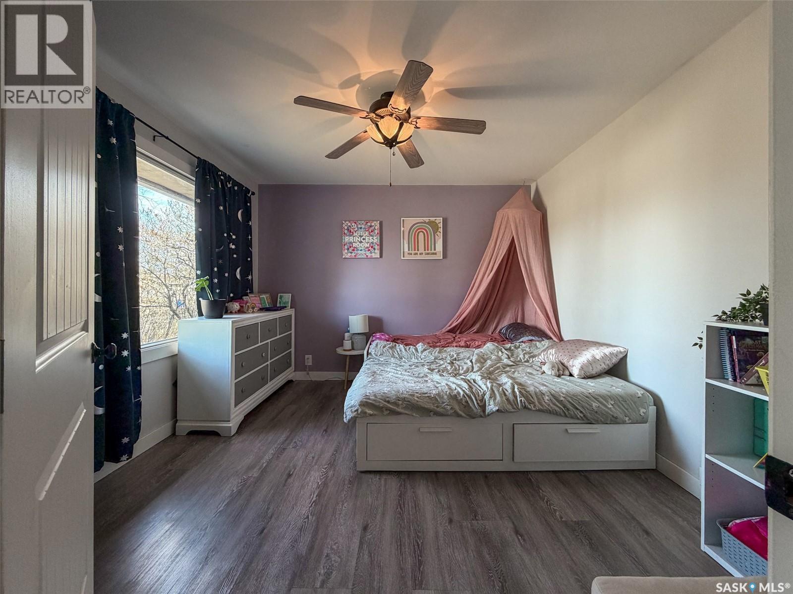 442 Front Street W, Eastend, SK - Indoor Photo Showing Bedroom