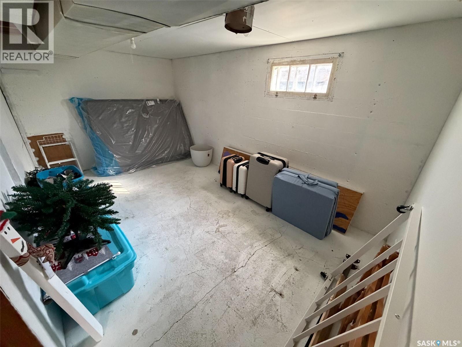 442 Front Street W, Eastend, SK - Indoor
