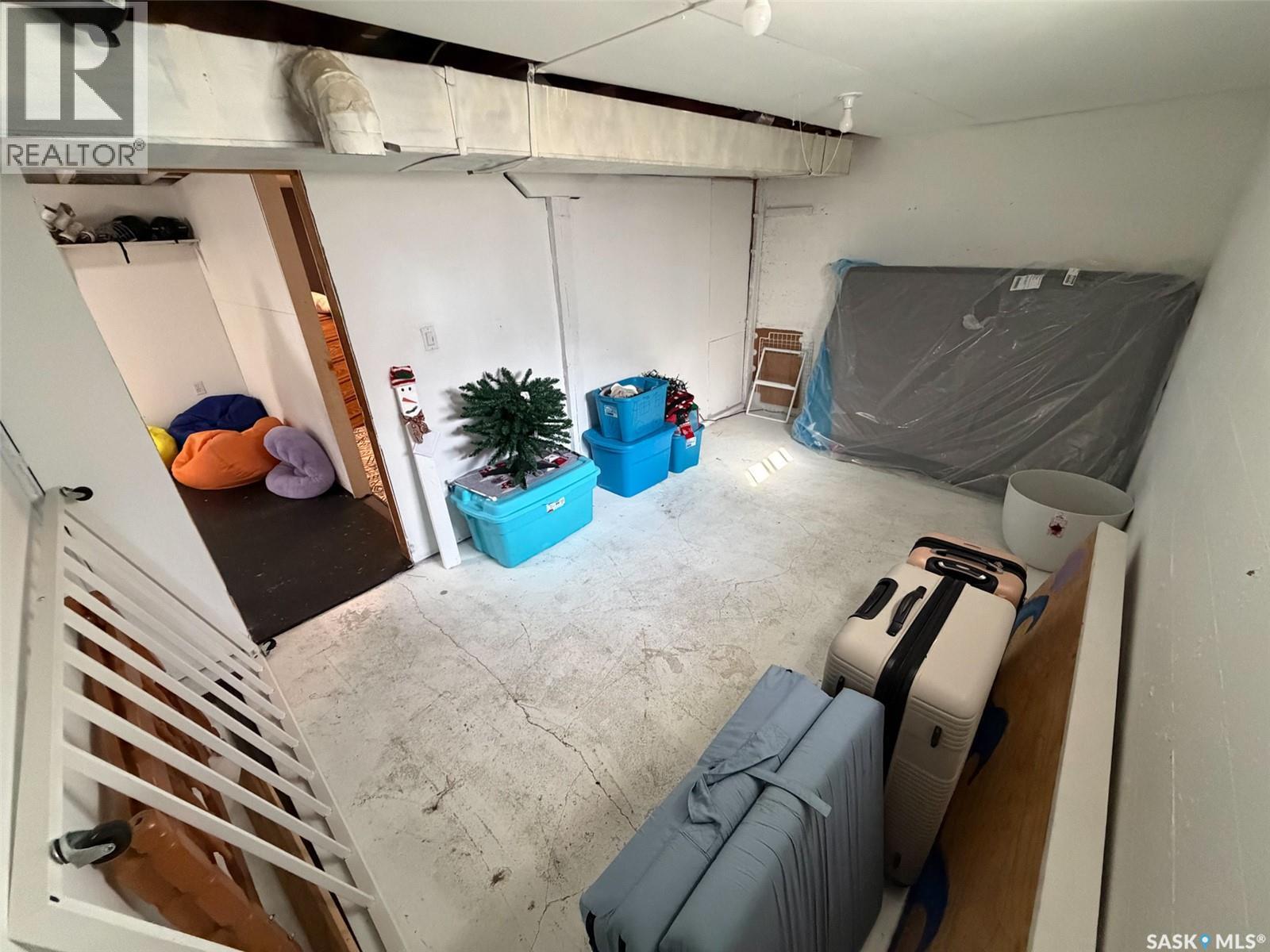 442 Front Street W, Eastend, SK - Indoor
