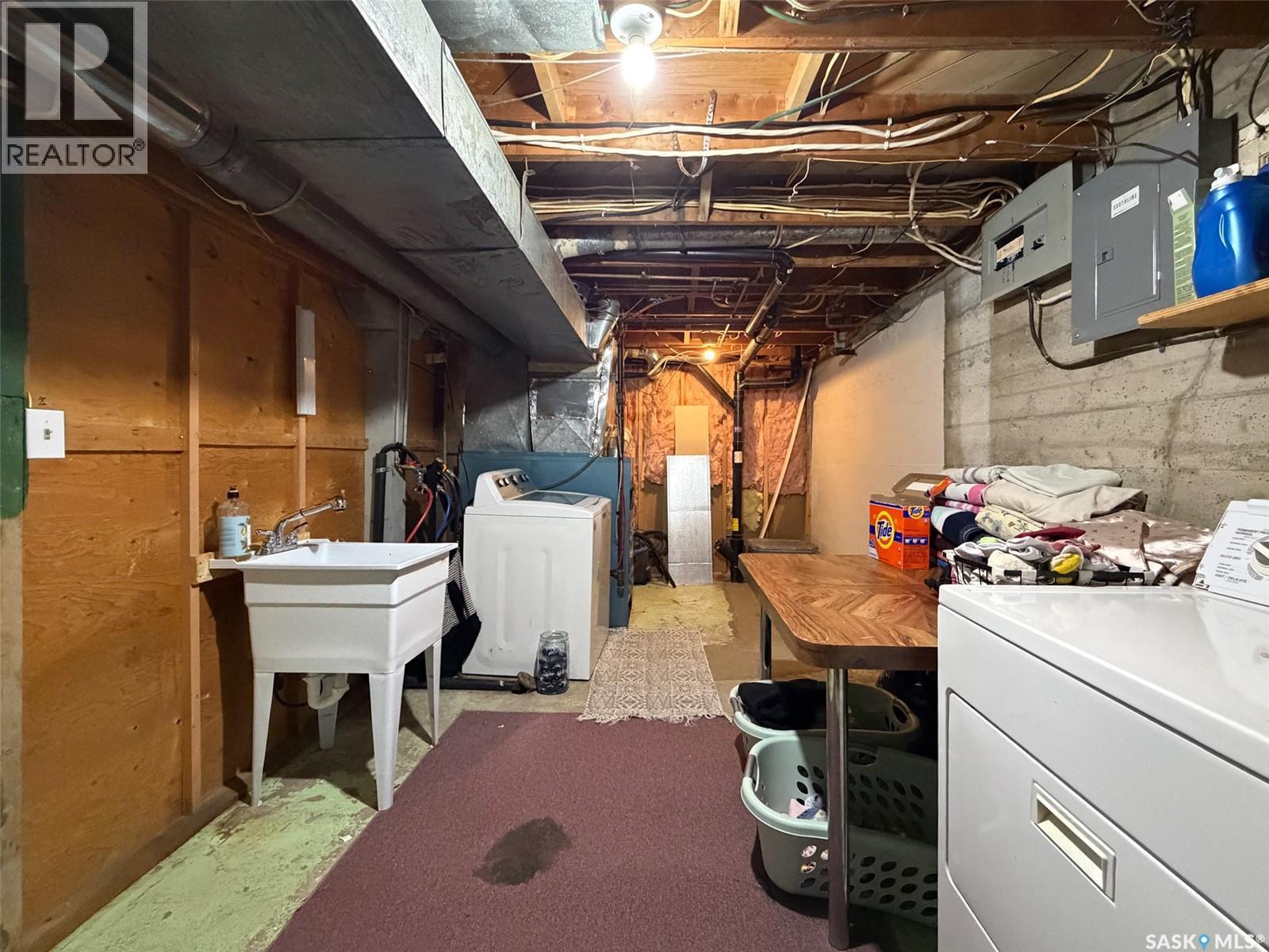 442 Front Street W, Eastend, SK - Indoor Photo Showing Basement